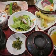 サラダ・刺身3点盛り・煮魚・魚の天ぷら・茶碗蒸し・ご飯・みそ汁・漬物
