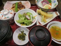 サラダ・刺身3点盛り・本日の魚料理
・魚の天ぷら・茶碗蒸し・ご飯・みそ汁・漬物
