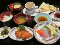 刺身3点盛・サラダ・鶏の唐揚げ・魚の天ぷら・茶碗蒸し・ごはん・みそ汁・コーヒー又はジュース・デザート
