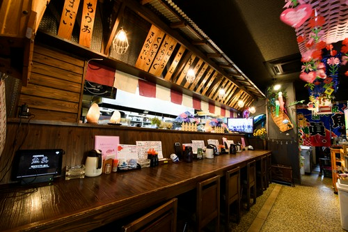 1階にはカウンター席もあり。お一人でも気兼ねなく