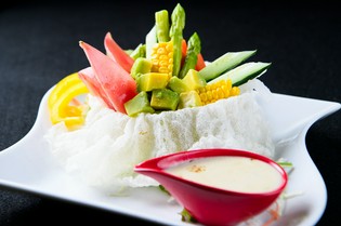 鮮度と季節感にこだわって選ぶ魚と野菜、そして日本酒