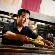 様々なお客様が来てくださるので、シーンに応じたサービスを心掛けています。ご宴会ならテンポよく、お酒の席は頃合いを見てお料理をご提供。お子様連れの方には個室でおもちゃをご用意するなどの配慮しています。