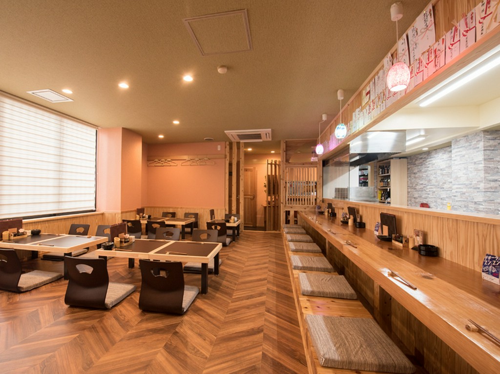 シックで落ち着きのある店内。上質な空間の中、食事を楽しめる