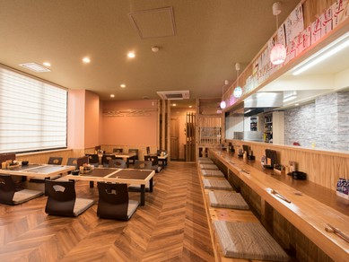 シックで落ち着きのある店内。上質な空間の中、食事を楽しめる