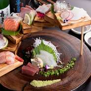 2人前より／日本各地から店主が目利きし選び抜かれた、至極の鮮魚8種が並ぶ特製刺盛り。素材本来の味わいと鮮魚ならではの風味を楽しめます。店主手作りの見た目が美しい刺し身台は、つい写真に収めたくなる一皿。