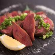 牛タンの中でも、最も柔らかくジューシーな脂が乗った部位を贅沢に使用した逸品。炙られる厚みがたまらないお肉は食感を楽しみつつ、噛むほどに口の中で脂が広がっていきます。他では味わえない一皿です。