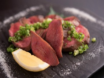 上質で厚みのある極上牛タンを味わい尽くせる。素材本来の食感をあえて残した『【極タン】牛タン炙り焼き』