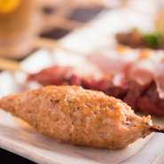 久留米といえば「久留米やきとり」。鶏本来の旨味を逃さず、食べごたえのあるつくねを考案しました。あえてタレ焼きではなく、塩焼きに。ビールやハイボールにも合う逸品の一つです。