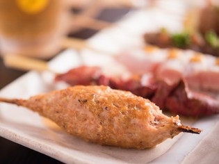 鶏本来の旨味を逃さず、食べごたえのある『名物！塩つくね』