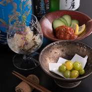 刺身ややきとりをはじめ、工夫をこらして作っています。食材の旨味を逃さず楽しんでほしいので、何度も試行錯誤を繰り返しました。そんな料理に合う最高のお酒も豊富に揃えているので、ゆったりと楽しんでください。