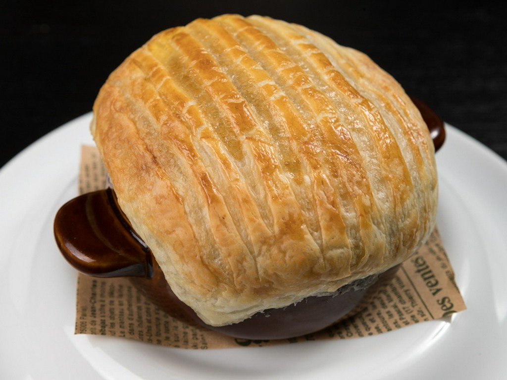 白ワインが香るクラムチャウダーの入った『ポットパイ』