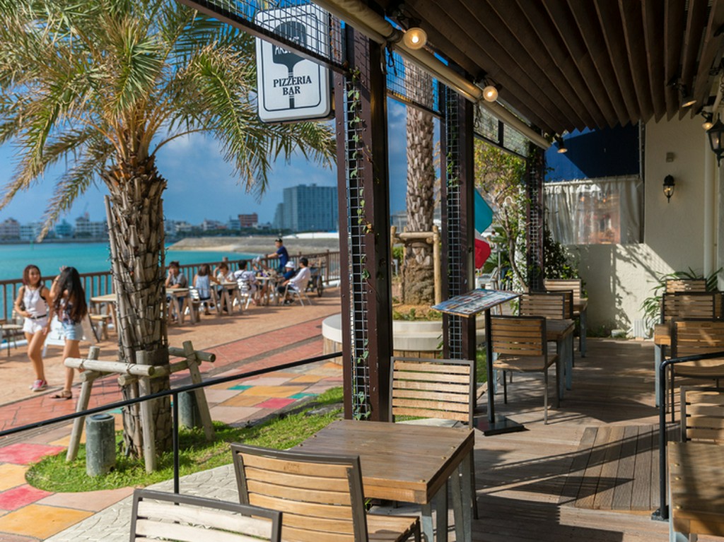 沖縄の風を感じながら楽しむ食事