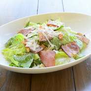 Green leafs salad with bacon, Parmesan and Ceasar dressing
クリスピーベーコン、グリーンサラダ、自家製クルトン、パルメザン