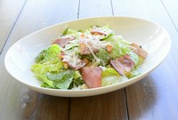 Green leafs salad with bacon, Parmesan and Ceasar dressing
クリスピーベーコン、グリーンサラダ、自家製クルトン、パルメザン