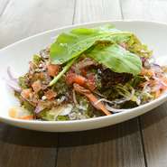 Green leafs salad, Red onions, Tomato,Carrots, Balsamic dressing,Parmesan
グリーンリーフ、レッドオニオン、トマト、人参、バルサミコドレッシング、パルメザン
