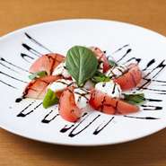 Buffalo mozzarella. tomato, basil, balsamico
水牛のモッツァレラ、トマト、バジル、バルサミコ酢