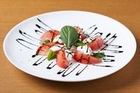 Buffalo mozzarella. tomato, basil, balsamico
水牛のモッツァレラ、トマト、バジル、バルサミコ酢
