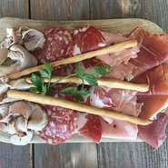 Italian ham mix platter
イタリアンハムの盛り合わせ