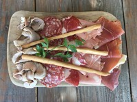 Italian ham mix platter
イタリアンハムの盛り合わせ