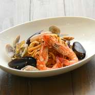  Mussels,Clams,Squid and Shrimp Tomato sauce linguini
トマトソースのパスタ、ムール貝、あさり、いか、エビ
