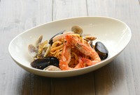  Mussels,Clams,Squid and Shrimp Tomato sauce linguini
トマトソースのパスタ、ムール貝、あさり、いか、エビ