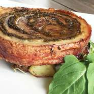 (Porchetta is a savoury boneless pork roast of Italian culinary tradition)
ハーブを使った風味豊かなラツィオ州の伝統的な豚料理