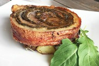 (Porchetta is a savoury boneless pork roast of Italian culinary tradition)
ハーブを使った風味豊かなラツィオ州の伝統的な豚料理