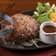 ソースを一切使用せず、純粋にお肉の美味しさを楽しむメニュー。お客様のテーブルに、岩塩などが置いてあるので、食べるときにお客様の好みに合わせて味付けするので、食べるたびに違った味が楽しめます。