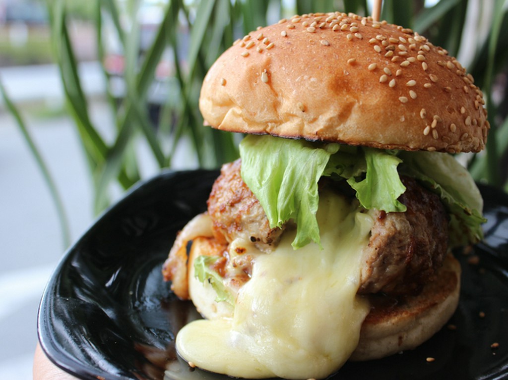 ばくばくバーガー（チーズオーブン焼きバーガー）