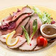 ハーブでじっくりローストされた、香川県のブランド牛、オリーブ牛の香り豊かな自家製ローストビーフ。ホースラディッシュをふんだんに使ったソースが絶品です。