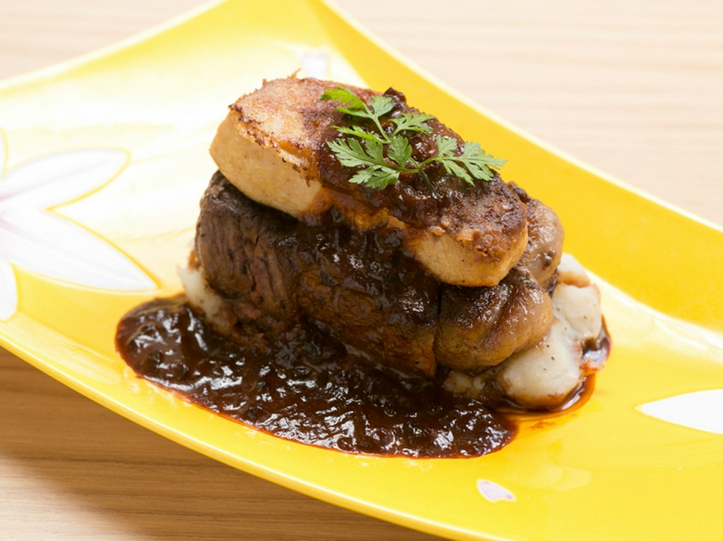 トリュフの香りがたまらない、幸せを感じる『オリーブ牛とフォアグラのステーキ』