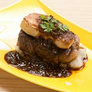 香川県代表のブランド牛・オリーブ牛の上にフランス産のフォアグラを載せトリュフオイルをかけた幸せを感じる一品。自家製デミグラスソースをかけていただきます。