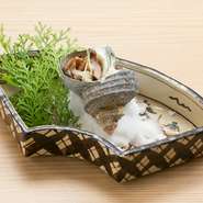 注文しててから水槽より調理されるさざえの壺焼き。生きの良さを味わえます。