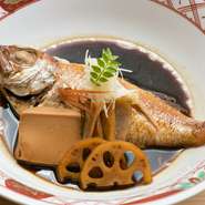 濃厚な脂の乗った山陰の高級魚・のどぐろをこだわりの出汁でじっくりと煮た煮付け。甘みのある白身魚の旨味を出しつつ、あっさりとした味わいに仕上がっています。