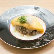 甘辛く炊いた牛肉をご飯に絡め、とろとろのオムレツをかぶせたオリジナルのオムレツ。