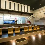 ふだんはカウンターや調理場におりますが、ときにはお座敷のお客様の前にも顔を出して、直接ご意見を伺うようにしています。お客様と積極的に会話をして、それを料理に活かすよう、心がけています。