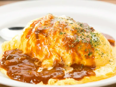 たまごとチキンライスとソースの三位一体『ふわとろオムライス（淡路島ハヤシソース）』