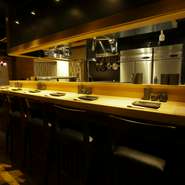 ビール、ハイボール、日本酒、酎ハイに加え、店主が美味しいと太鼓判を押すワインも多数揃っています。仲間と訪れ、お酒の好みがバラバラでも安心。お気に入りのお酒を片手においしい焼鳥をごゆっくり。