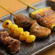 甘みを抑えたサラっとした醤油タレで焼き上げる焼鳥は、焼くにつれてトロみが増していきます。新鮮な鶏にこだわっているからプリッとした食感も格別。九州の一般的な焼鳥とは一味違う自慢の味をお楽しみください。