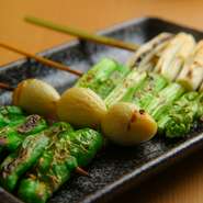 野菜に絡めたタレが備長炭にあぶられて、炭焼きならではの香りが楽しめます。とくに茄子の香ばしさは別格。シンプルにねぎの甘みを噛み締められる『いかだ』もおすすめ。鶏とともにヘルシー野菜も召し上がれ。