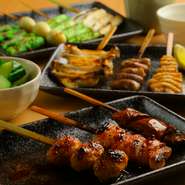 鶏肉の各部位や野菜をバランスよくおまかせで。一番おいしい状態で食べられるように、ゲストの食べるスピードを見ながら一本一本丁寧に焼いて提供します。