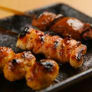 鶏のもも身を関東風のサラッとしたタレを絡めて焼き上げているので、新鮮な鶏肉の味わいが引き立ちます。噛むとジュワッと旨みが口内に広がります。