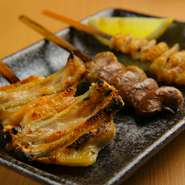 醤油タレで味わう極上の焼鳥です。新鮮な素材を備長炭でじっくり焼く凝縮された旨みが堪能できます。