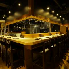 シンプル＆モダン。高級感ある大人の空間でおいしい焼鳥を