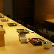 シンプルモダンでおしゃれな雰囲気の中で語らえるお店です。大人デートや女子会、あるいは大切な取引先の接待などにご利用ください。もちろんお一人様でもOK。12名様までのお席がご用意できます。