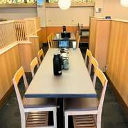 1階では、当日早朝に仕入れた新鮮なネタを、職人が握りたてで席まで提供します。カウンター席に加え、8席のボックスシートもあり、家族団らんや親子三代で寿司を味わうひと時に人気です。