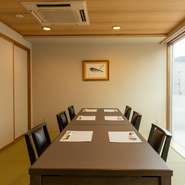 2階は全室個室のテーブル・椅子席で、大小さまざまな部屋を完備しています。落ち着いた雰囲気漂うフロアは、会社の宴会や接待、家族のお祝いなどに最適。2名～70名まで、人数に合わせて個室のアレンジも可能です。