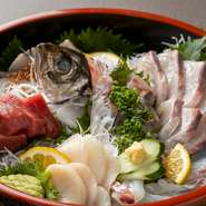 一つ一つの魚介に合わせて丁寧にカットされつつも、通常よりも厚めになっているので豪快、且つ、ボリュームも満点です。日々入荷がかわっていくので、その日限りの珍しい海の幸に出合えるかも。