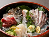 一つ一つの魚介に合わせて丁寧にカットされつつも、通常よりも厚めになっているので豪快、且つ、ボリュームも満点です。日々入荷がかわっていくので、その日限りの珍しい海の幸に出合えるかも。