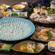 年間を通じふぐを取り扱っている問屋直営店だからこそなせる技。人気の『刺身』はもちろん、冬場には体の芯から温まる『ふぐちり』が入った『鍋コース』もオススメです。